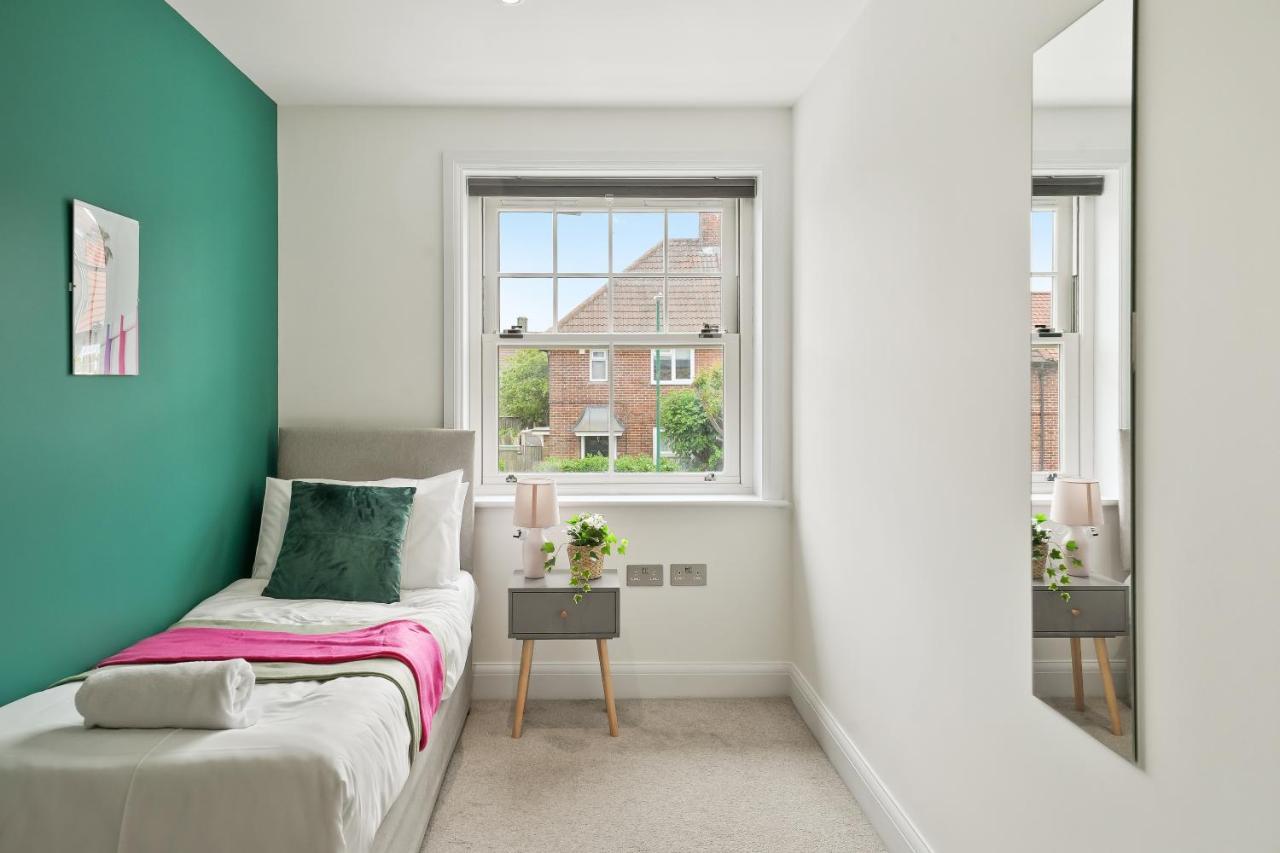 Lovely 4 Bed With Ensuite Free Wifi Off Street Parking In Sutton Morden  外观 照片